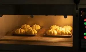 Dynie w piekarniku, pieczone z pomocą termoobiegu. Czekają na idealne zarumienienie.