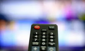 Pilot leży obok, ale jak włączyć telewizor bez pilota? Czerwony przycisk zasilania na pilocie jest kluczem.