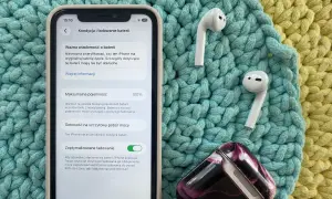 Jak sprawdzić kondycję baterii iPhone'a? Na ekranie widać menu "Kondycja i ładowanie baterii" z informacją o maksymalnej pojemności 100%.