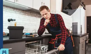 Serwisant zmagający się z błędem E02 w zmywarce Beko, narzędzia na blacie, wnętrze zmywarki otwarte.