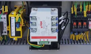 W panelu sterowania widoczny jest trójfazowy przekaźnik SSR marki Relpol RSR62-48D40, podłączony do instalacji elektrycznej.