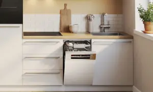 Zmywarka Electrolux z błędem i20, widoczna w nowoczesnej kuchni, wymaga uwagi.