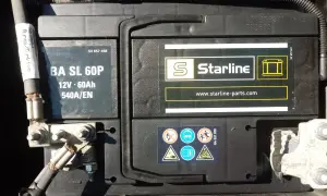 Akumulator Starline BA SL 60P. Na obudowie widoczna data produkcji akumulatora: 1942.