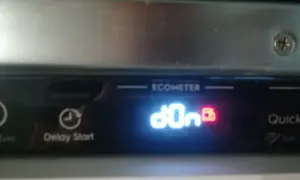 Zmywarka Electrolux. Kontrolki świecą się, informując o rozpoczęciu cyklu. Widoczny wskaźnik "dOn" i ikona "Quick".