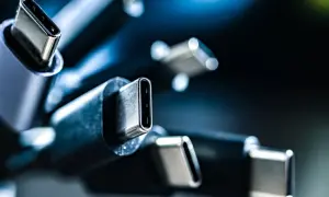 Zbliżenie na wtyczki kabli USB-C. Widać ich metaliczne złącza i wnętrze, gdzie znajdują się żyły.