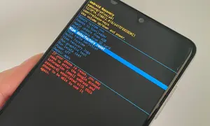 Ekran telefonu Samsung z menu Android Recovery. Widoczna opcja "Wipe data/factory reset", która pozwala jak zresetowac Samsunga do ustawień fabrycznych.