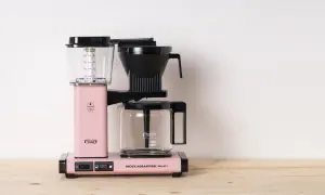 Różowy ekspres do kawy Moccamaster. Czas na odkamienianie ekspresu octem, by cieszyć się idealnym smakiem kawy.