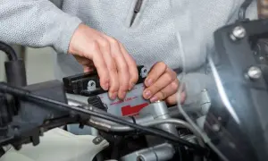Podłączanie akumulatora w motocyklu: Krok po kroku i bez błędów!