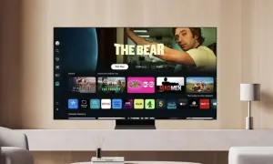 Telewizor z systemem Tizen wyświetla menu z popularnymi serialami i aplikacjami, takimi jak "The Bear", Netflix i Prime Video.