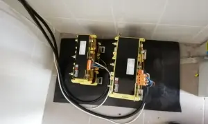 Dwa transformatory Elhand, każdy z nich to potężne urządzenie, które zarządza mocą bierną w instalacji elektrycznej.