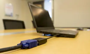 Laptop do rzutnika: Podłącz łatwo, rozwiąż problemy (Win/Mac)