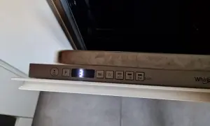 Panel zmywarki Whirlpool. Cyfra "3" na wyświetlaczu sugeruje, że czas na reset. Dowiedz się, jak zresetować zmywarkę Whirlpool.