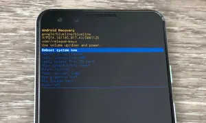 Ekran telefonu z menu Android Recovery. Wybierz "Wipe data/factory reset", aby przywrócić ustawienia fabryczne.