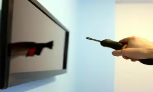 Zdejmij TV z uchwytu ściennego: Krok po kroku i bez ryzyka