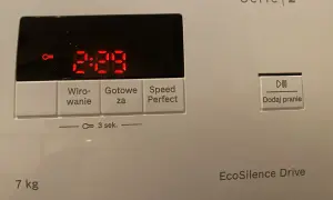 Na wyświetlaczu pralki Bosch widoczny jest symbol kluczyka i czas 3:29. Aby odblokować pralkę Bosch, przytrzymaj przycisk "Dodaj pranie" przez 3 sekundy.