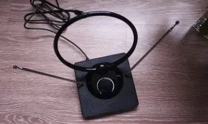 Nowoczesna, mocna antena pokojowa do telewizji naziemnej z regulacją wzmocnienia.