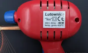 Czerwona lutownica "Tex" 80W, z niebieską nakrętką i miedzianym grotem. Idealna do precyzyjnych prac, kva.