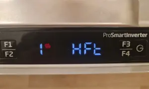 Wyświetlacz zmywarki Beko pokazuje "1 S HFE". Dowiedz się, jak zresetować zmywarkę Beko, gdy pojawi się ten kod błędu.