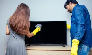 Para um ekran czysty, czym umyć ekran telewizora? Para rękawiczek i miękka ściereczka to klucz do sukcesu.