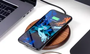 Jak włączyć ładowanie bezprzewodowe iPhone? Nie musisz! Poradnik