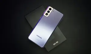 Fioletowy Samsung S21+ 5G na czarnym tle. Zapomniałeś kodu? Sprawdź, jak odblokować telefon Samsung.