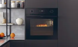 Nowoczesny piekarnik elektryczny Haier z ciastem w środku. Jego moc pozwoli na idealne wypieki.