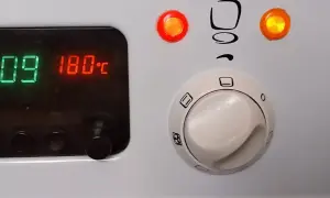Piekarnik Mastercook: cyfrowy wyświetlacz pokazuje 180°C, a pokrętła sterujące i kontrolki sygnalizują pracę.