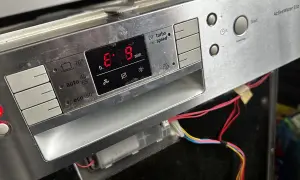 Zmywarka Bosch z błędem E09. Czerwony wyświetlacz pokazuje "8:09", sugerując problem z grzaniem.