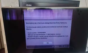 Uszkodzona matryca w telewizorze Samsung UE40D5800. Na ekranie komunikat o kontakcie z serwisem, sugerujący wymianę matrycy.