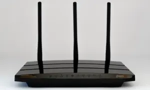 Czarny router N600 z trzema antenami, gotowy do zapewnienia szybkiego połączenia internetowego w domu.