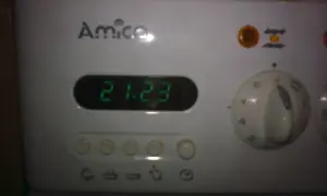 Panel sterowania piekarnika Amica z wyświetlaczem czasu 21:23. Dowiedz się, jak ustawić zegar w piekarniku Amica.