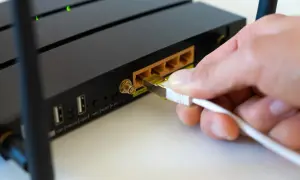 Podłącz komputer do internetu kablem: Szybki poradnik i rozwiązania