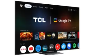 Nowoczesny telewizor TCL z systemem Google TV, prezentujący interfejs z polecanymi filmami i aplikacjami. TCL to znana marka elektroniki.