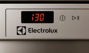 Panel zmywarki Electrolux z wyświetlaczem 130. Dowiedz się, jak zresetować zmywarkę Electrolux, gdy pojawi się taki komunikat.