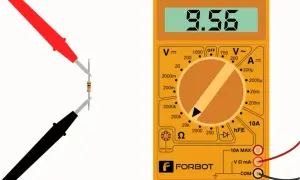 Multimetr mierzy rezystancję elementu elektronicznego.