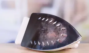 Zabrudzona stopa żelazka Tefal. Dowiedz się, jak odkamienić żelazko Tefal, aby znów działało jak nowe.