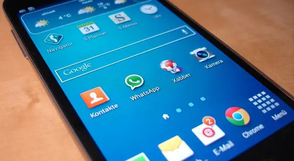 Ekran telefonu Samsung z ikonami aplikacji, gotowy do wykonania hard reset.