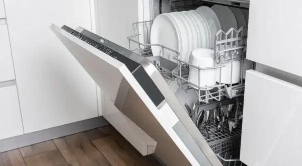 Otwarta zmywarka Electrolux z pełnym koszem naczyń. Wyświetla się błąd i30, wskazujący na problem z odprowadzaniem wody.