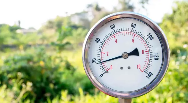 Manometr wskazuje ciśnienie w hydroforze 300l. Wskazówka pokazuje ok. 2 bary.