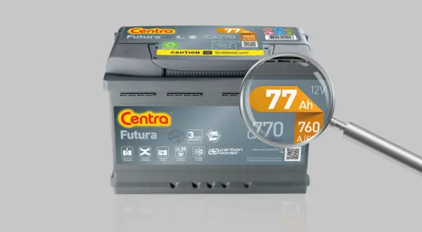 Akumulator Centra Futura 77 Ah, z powiększoną etykietą pokazującą jego pojemność.