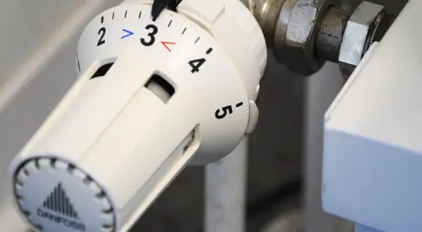 Pokrętło termostatu Danfoss pokazuje, jak działa termostat w grzejniku, regulując temperaturę od 1 do 5.