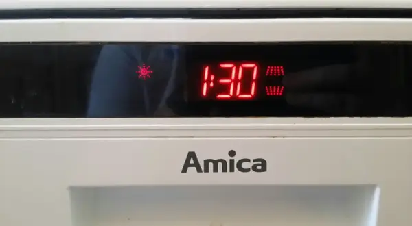 Zmywarka Amica: na wyświetlaczu świeci symbol gwiazdki i czas 1:30.