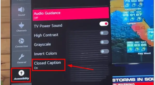 Menu "Ułatwienia dostępu" z opcją "Napisy zamknięte" włączoną. Aby wyłączyć napisy w telewizorze, należy zmienić tę opcję.