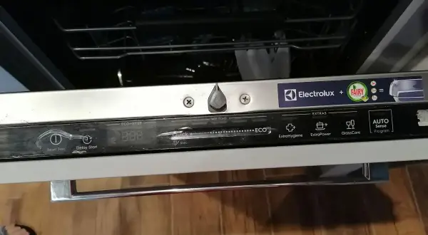 Panel sterowania zmywarki Electrolux z ikonami programów i naklejką Fairy. Czystość to podstawa!