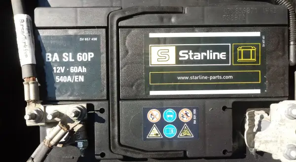 Akumulator Starline BA SL 60P. Na obudowie widoczna data produkcji akumulatora: 1942.