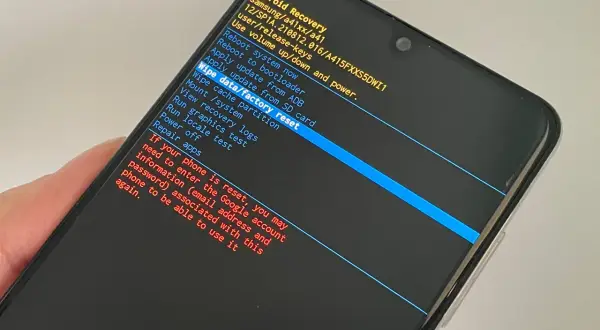Ekran telefonu Samsung z menu Android Recovery. Widoczna opcja "Wipe data/factory reset", która pozwala jak zresetowac Samsunga do ustawień fabrycznych.