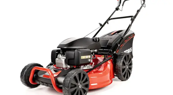 Szukasz kosiarki spalinowej z napędem? Ten czerwono-czarny model z silnikiem Honda to świetny wybór do Twojego ogrodu.