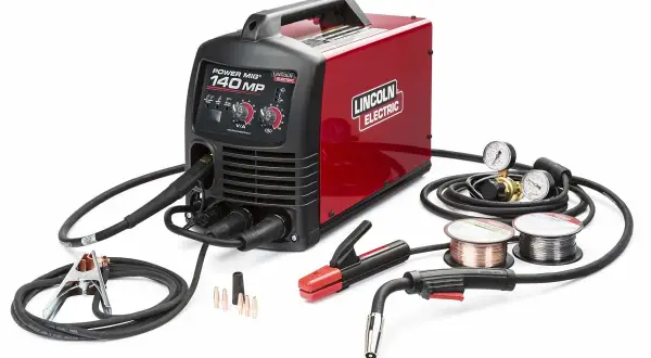 Zestaw spawalniczy Lincoln Electric Power MIG 140 MP, idealny do domu. Zawiera spawarkę, uchwyt spawalniczy, przewód masowy, druty i reduktor.