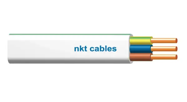 Przekrój kabla NKT Cables z żyłami w kolorach żółto-zielonym, niebieskim i brązowym. Idealny, by dowiedzieć się, jaki kabel do gniazdek wybrać.