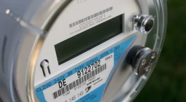 Inteligentny licznik energii elektrycznej z etykietą "taryfa urzędowa Energa". Widoczny numer seryjny 9122702.
